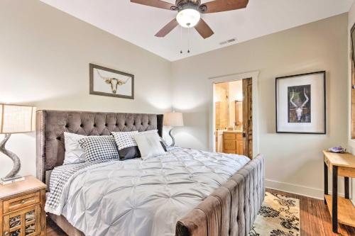 - une chambre avec un lit et un ventilateur de plafond dans l'établissement Cozy Glenville Cabin with Porch, Hike to Waterfalls!, à Glenville