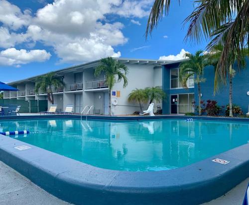 a large swimming pool in front of a building at The Hollywood Gateway Inn in Hollywood