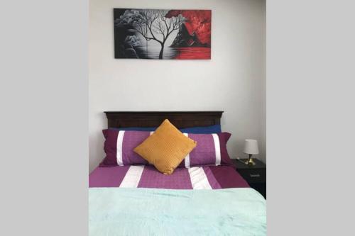 Galeriebild der Unterkunft Bright, stylish Studio flat with Sky Sports in Earley