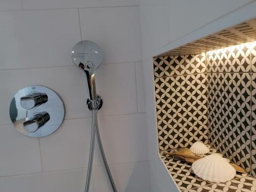 une douche dans une salle de bain avec un miroir dans l'établissement Villa Sainte Marie, à Narbonne
