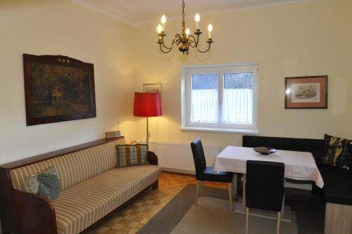 un soggiorno con divano e tavolo di Villa Siebenruh a Obervellach