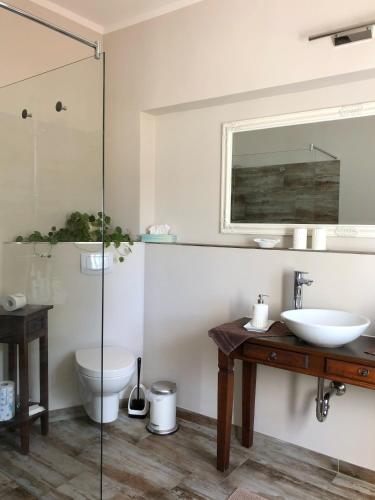 a bathroom with a sink and a toilet at ALTE SCHULE WITTENBERG, 3 Ferienwohnungen für bis zu 12 Personen, an der Elbe, mit Garten in Lutherstadt Wittenberg
