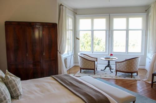 Trèves-CunaultにあるManoir de Beauregard - Cunaultのベッドルーム1室(ベッド1台、テーブル、椅子付)