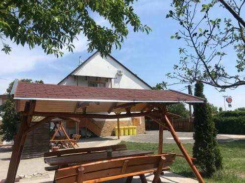 Afbeelding uit fotogalerij van Famvarga Apartmanház in Balatonfenyves