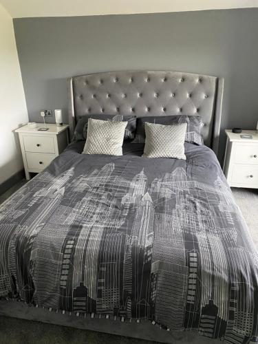 A bed or beds in a room at Waterside Guesthouse 