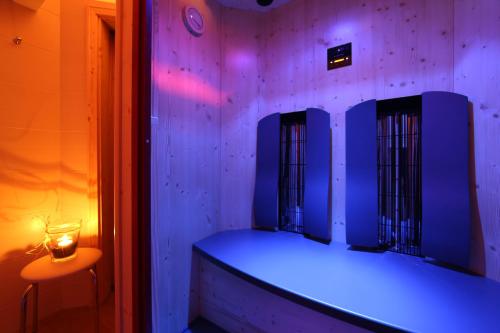 a room with a blue bench with a candle at Parkhotel Plauen in Plauen