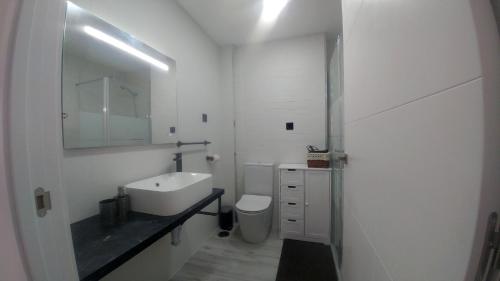 ビリャホヨサにあるAster Apartamentoの白いバスルーム(シンク、鏡付)