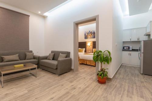 a living room with a couch and a bedroom at الوادي للشقق المخدومة in Riyadh Al Khabra