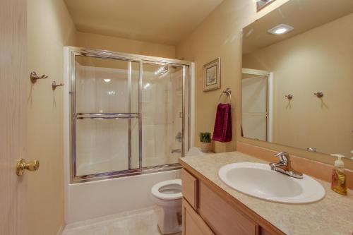 Un baño de Park Pointe Condominiums