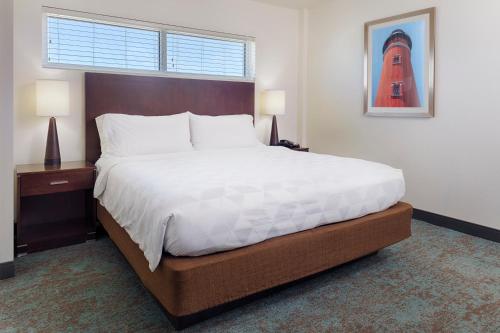 Postel nebo postele na pokoji v ubytování Holiday Inn Resort Daytona Beach Oceanfront by IHG