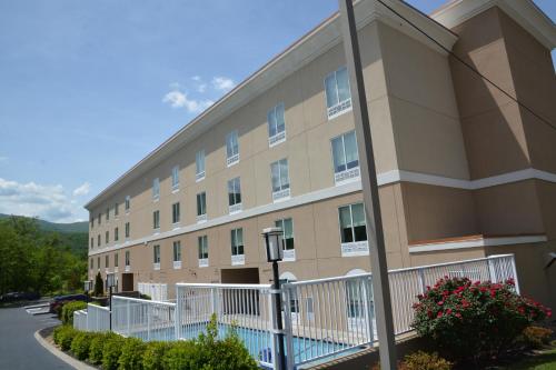 a large white building with a large window at Holiday Inn Express & Suites Caryville, an IHG Hotel in Caryville