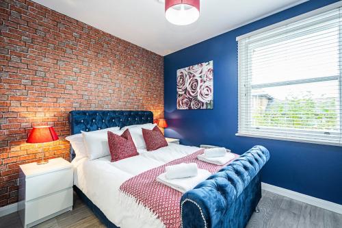 - une chambre avec un lit et un mur en briques dans l'établissement Cozy and Charming Flat: Minutes from Everything!, à Londres