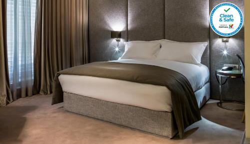 Uma cama ou camas num quarto em 4615 Hotel