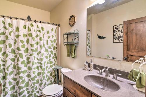 baño con lavabo y cortina de ducha en Raccoon River Retreat Indoor Pool and Outdoor Fun!, en Adel