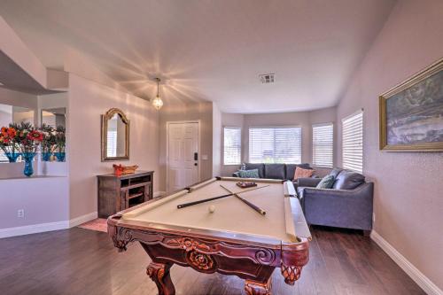 Zona de estar de Henderson Home with Pool and Mountain, Strip Views!
