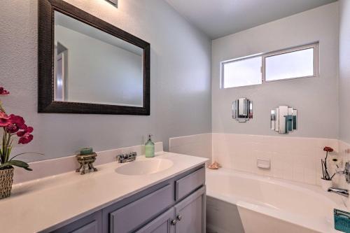 Vannituba majutusasutuses Henderson Home with Pool and Mountain, Strip Views!