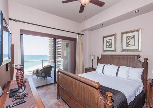 a bedroom with a bed and a view of the ocean at 3 Br CONDO AVAILABLE IN LAS PALOMAS SANDY BEACH in Puerto Peñasco