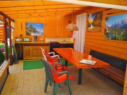 ウケンチンにあるPEPASÓWKA Chatka Puchatkaのキッチン、ダイニングルーム(木製のテーブルと椅子付)