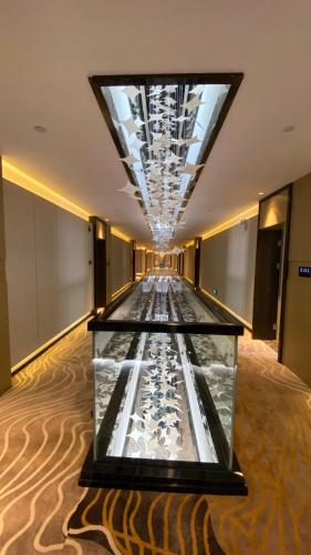 a lobby with a large aquarium in the middle at Ocean Delight Boutique Hotel 海悦精品酒店 in Sihanoukville