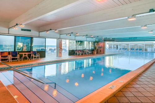 una gran piscina cubierta con mesas y sillas en Pinnacle Port Condos, en Panama City Beach