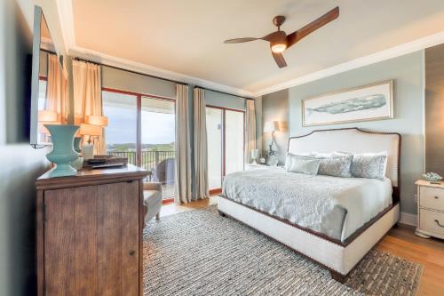 Ένα ή περισσότερα κρεβάτια σε δωμάτιο στο Sanctuary by the Sea Condos