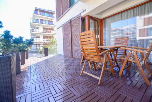 a patio with a table and chairs on a balcony at Apartamenty Na Wyspie - Baltic Park - Apartamenty z sypialnią i parkingiem - ul Uzdrowiskowa 24-34 in Świnoujście