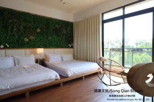 1 dormitorio con 2 camas y pared verde en 頌謙文旅 梅花鹿同住, en Lukang