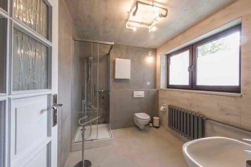 łazienka z toaletą, umywalką i oknem w obiekcie RETRO HOUSE w Sztutowie