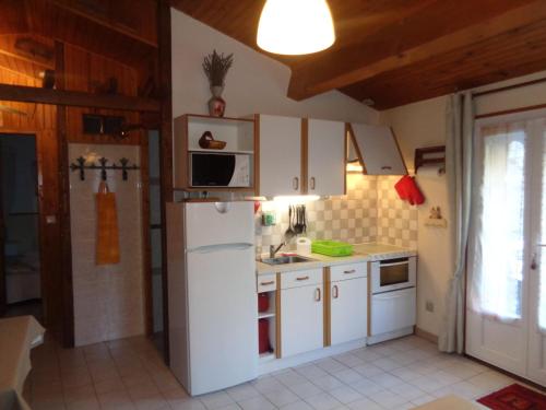 MeyrasにあるLa Tina, Les Faïsses & La Bessesのキッチン(白いキャビネット、白い冷蔵庫付)