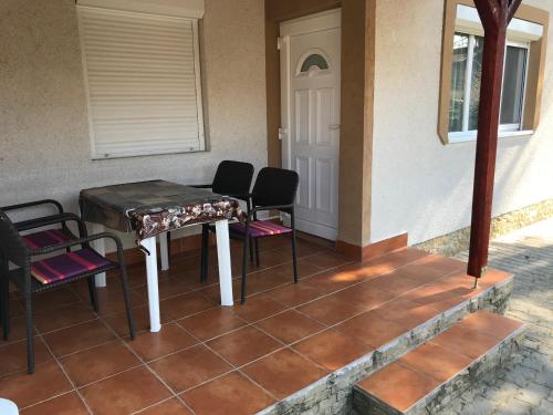 Balkoni atau teres di Nice House on the Beach