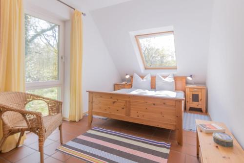 a bedroom with a bed and a window at Landhaus DADDELDU Whg. V-D2 (hinten) in Ahrenshoop
