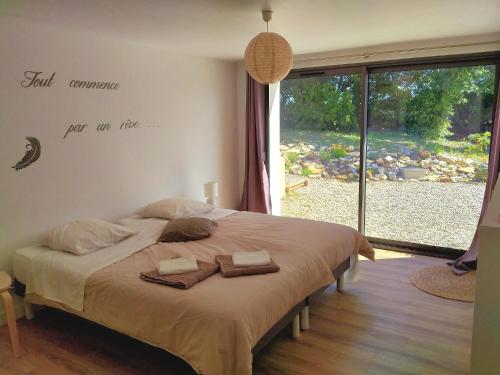 une chambre avec un lit avec deux serviettes dessus dans l'établissement 