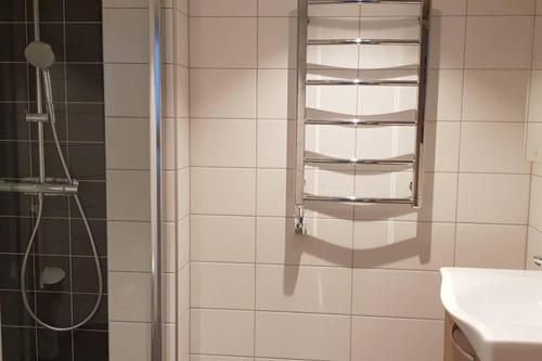 Phòng tắm tại Modern villa i Arild med spektakulär havsutsikt.