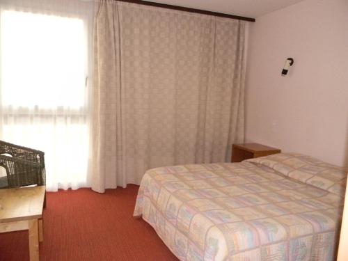 A bed or beds in a room at Le Logis des Cordeliers