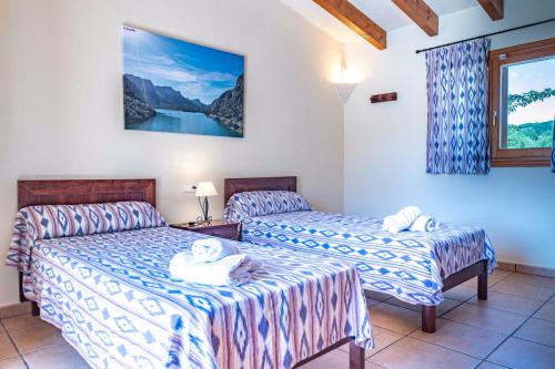 pokój z dwoma łóżkami i oknem w obiekcie Finca SON PERIS by Mallorca Villa Selection w mieście Felanitx
