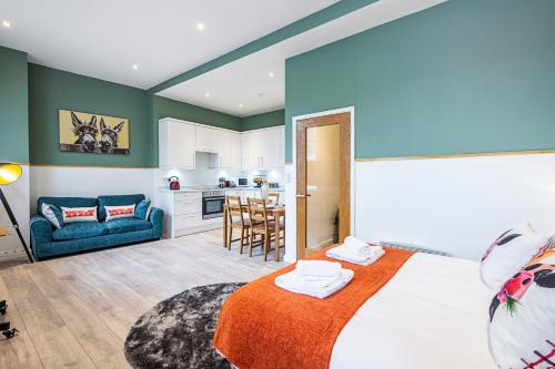 sypialnia z dużym łóżkiem i kuchnią w obiekcie Majestic Modern Flat in the heart of London w Londynie