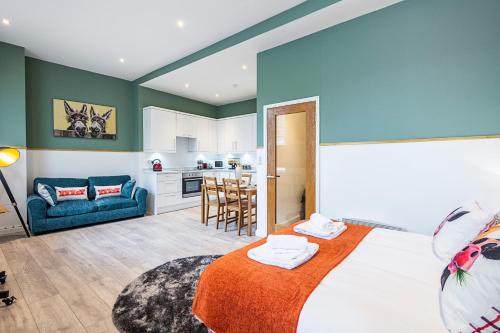 a bedroom with a large bed and a kitchen at Majestic Modern Flat in the heart of London in London