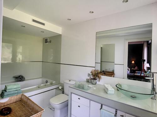 Ένα μπάνιο στο FRGK "Semiramis Prestige vue mer & piscine"