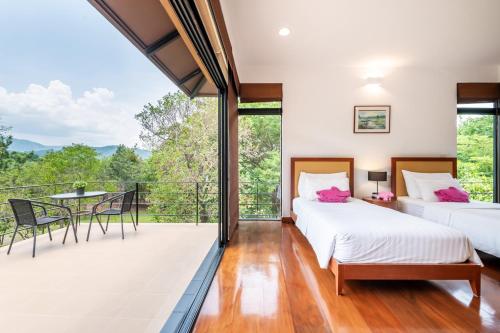Rúm í herbergi á The Pig House Khao Yai - SHA Plus