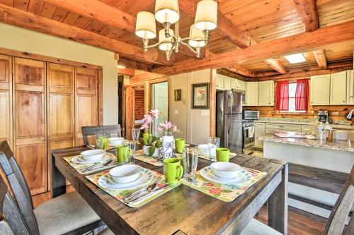 Restaurant ou autre lieu de restauration dans l'établissement Secluded Pleasant Mount Cabin with Deck and Fireplace!