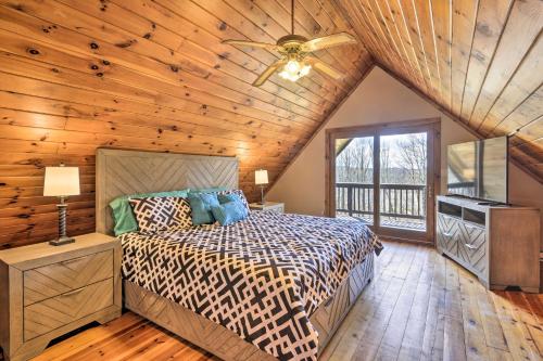- une chambre avec un lit, une télévision et un plafond dans l'établissement Secluded Pleasant Mount Cabin with Deck and Fireplace!, à Pleasant Mount