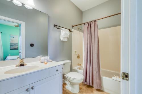 La salle de bains est pourvue d'un lavabo, de toilettes et d'une douche. dans l'établissement South Walton Condos II, à Inlet Beach