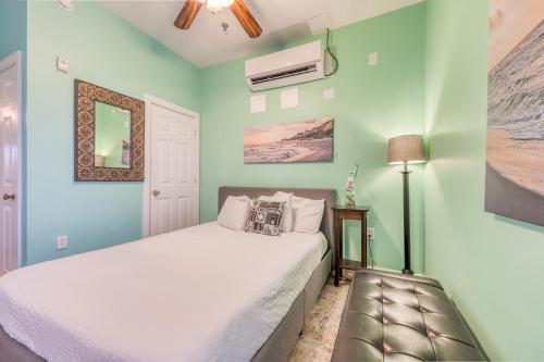 - une chambre avec un lit blanc et des murs bleus dans l'établissement South Walton Condos II, à Inlet Beach