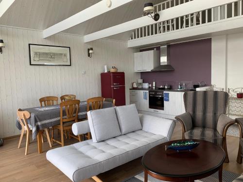 a living room with a couch and a table at Merekalda Puhkemaja in Orjaku