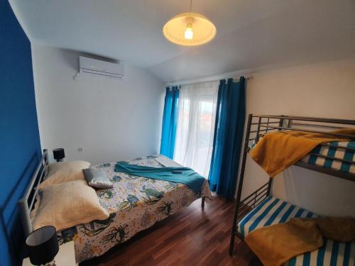 Posteľ alebo postele v izbe v ubytovaní Oleander Apartment in Pakoštane