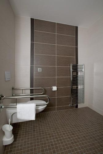 a bathroom with a tub and a toilet in it at Penzion Na Hvězdě in Ústí nad Labem