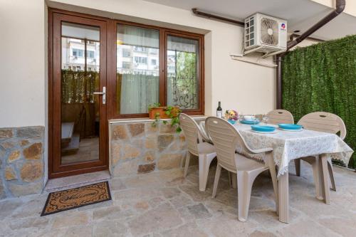 a dining room with a table and chairs at Apartments Flora in Burgas City