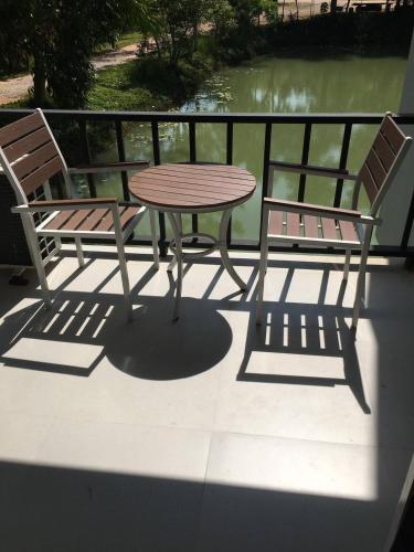 un tavolo e due sedie accanto a un tavolo e una panca di Tho Mai Resort a Wang Chan