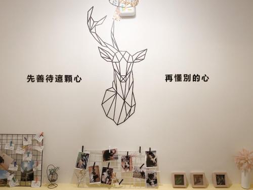 a drawing of a deer on a wall at 艾迪行旅民宿 in Ruisui