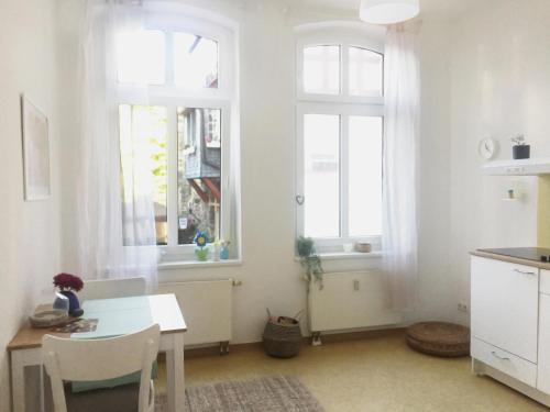 cocina con mesa y 2 ventanas en Römerburg Apartments Burgstraße, en Boppard